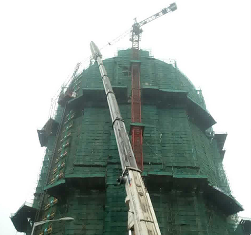 攸县吊车在工地上作业